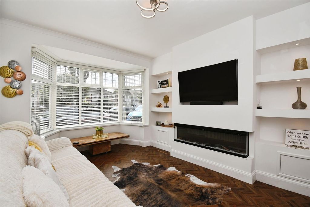 Property photo 1 of 18 Lounge