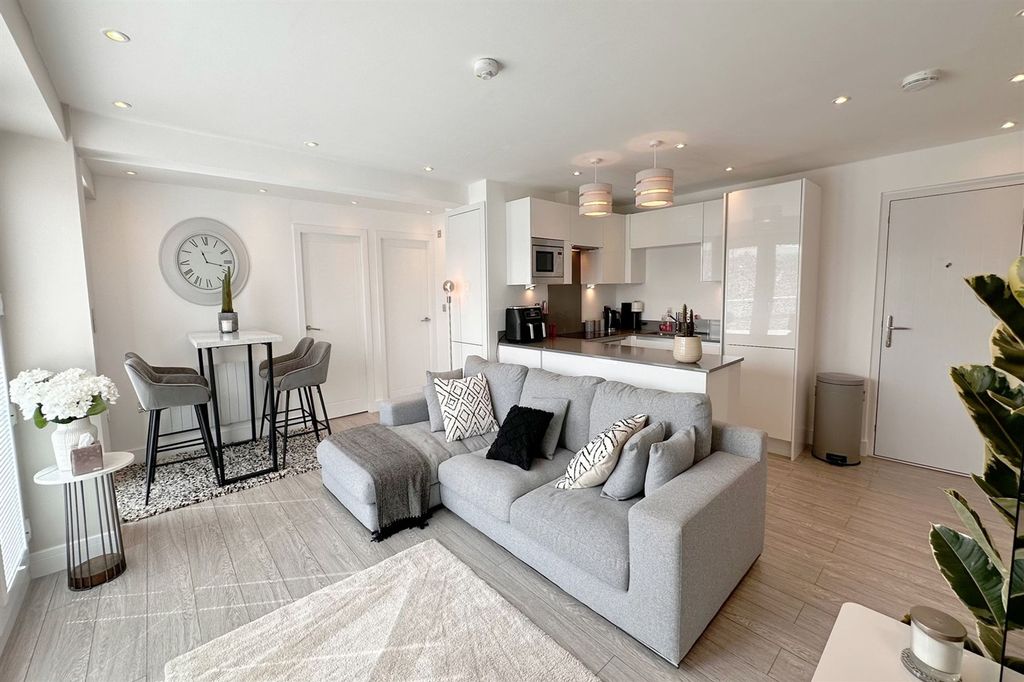 Property photo 2 of 17 Lounge