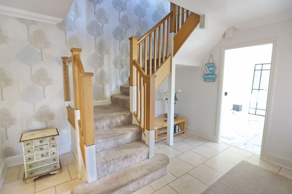 Property photo 2 of 27