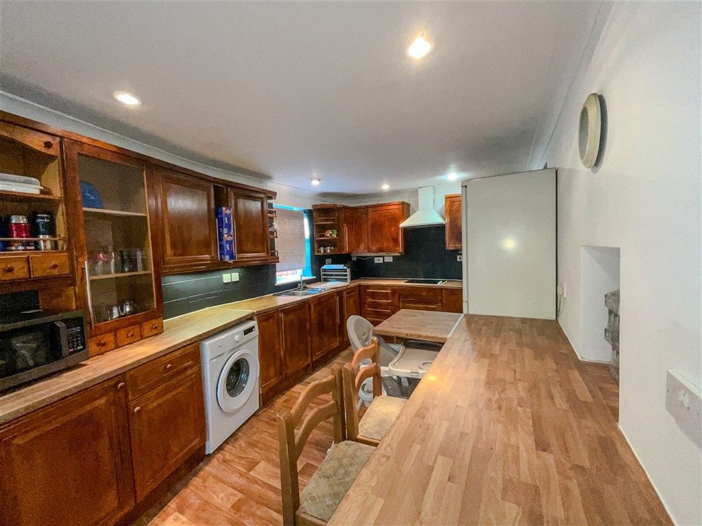 Property photo 3 of 8 Kitchen