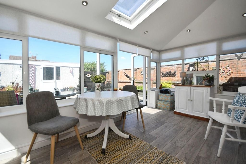 Property photo 2 of 18 Conservatory 05.Jpg