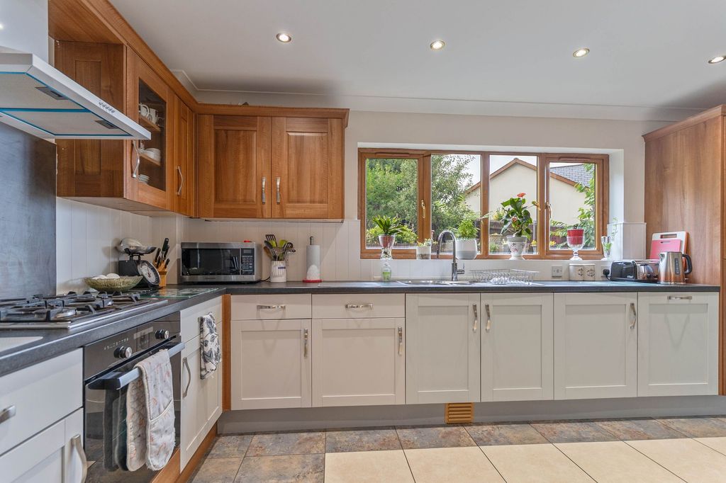Property photo 2 of 33