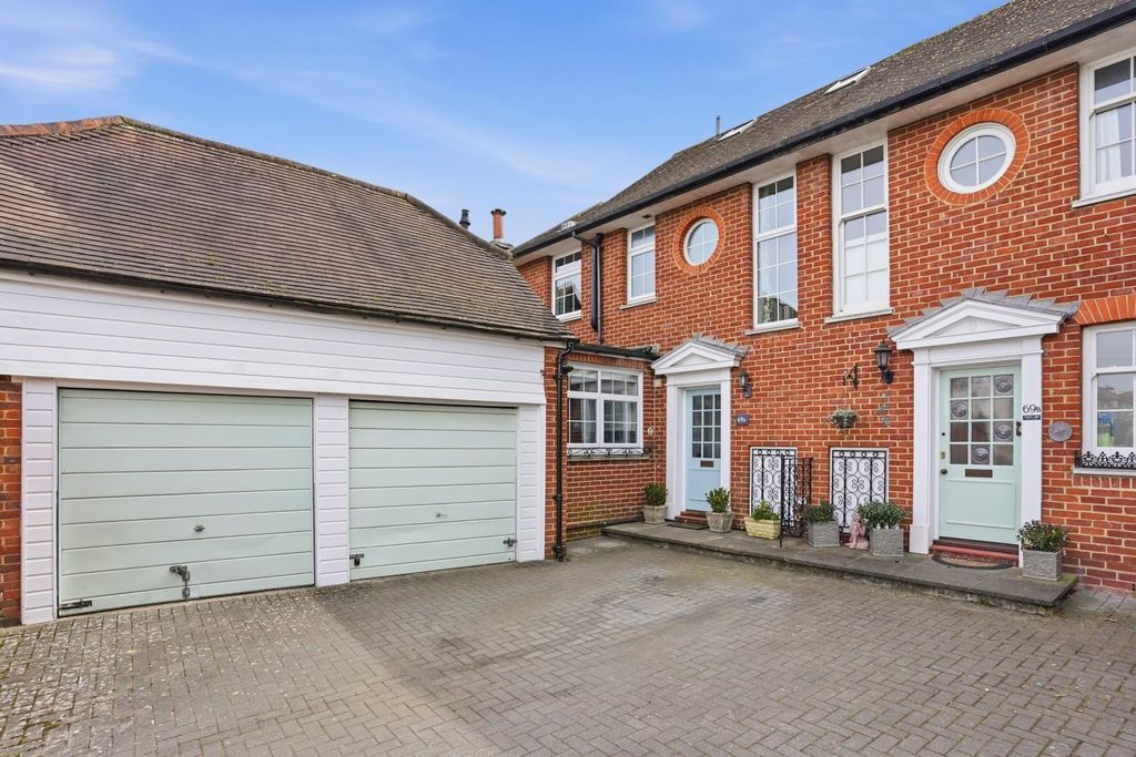 Property photo 1 of 18 Dorking Road