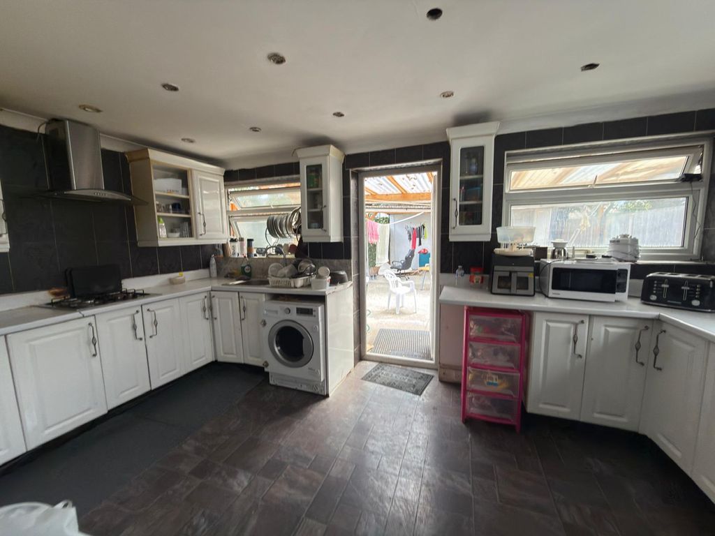 Property photo 1 of 13 Five Bedroom House Close To Ilford Lane- Family House