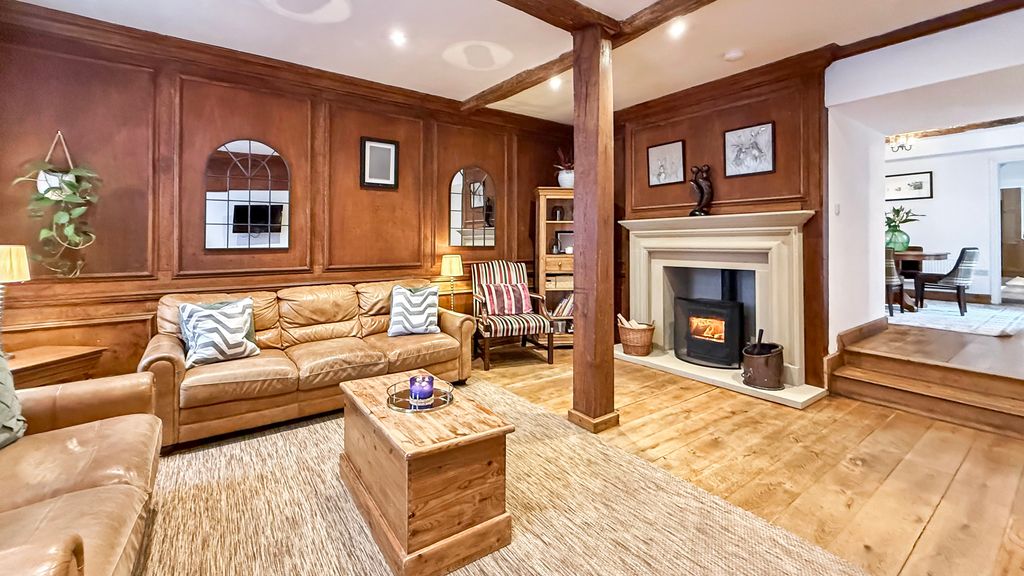 Property photo 3 of 24 Lounge