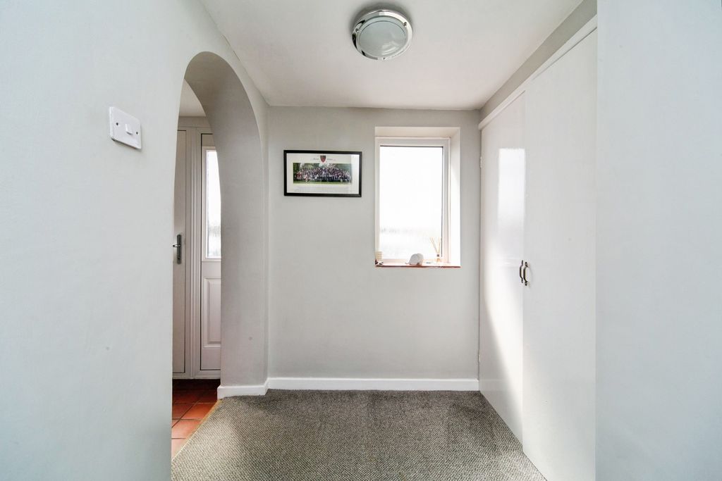 Property photo 2 of 22 Hallway