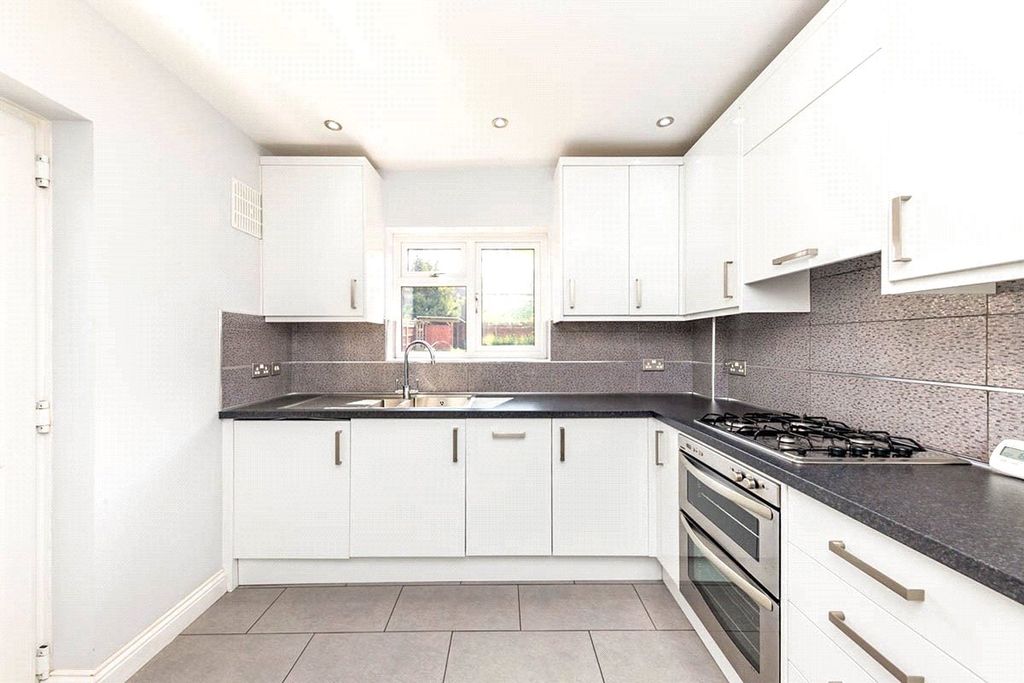 Property photo 3 of 8 Kitchen