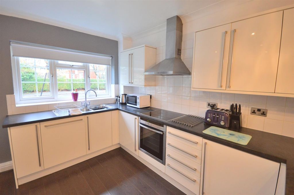 Property photo 2 of 6 Kitchen