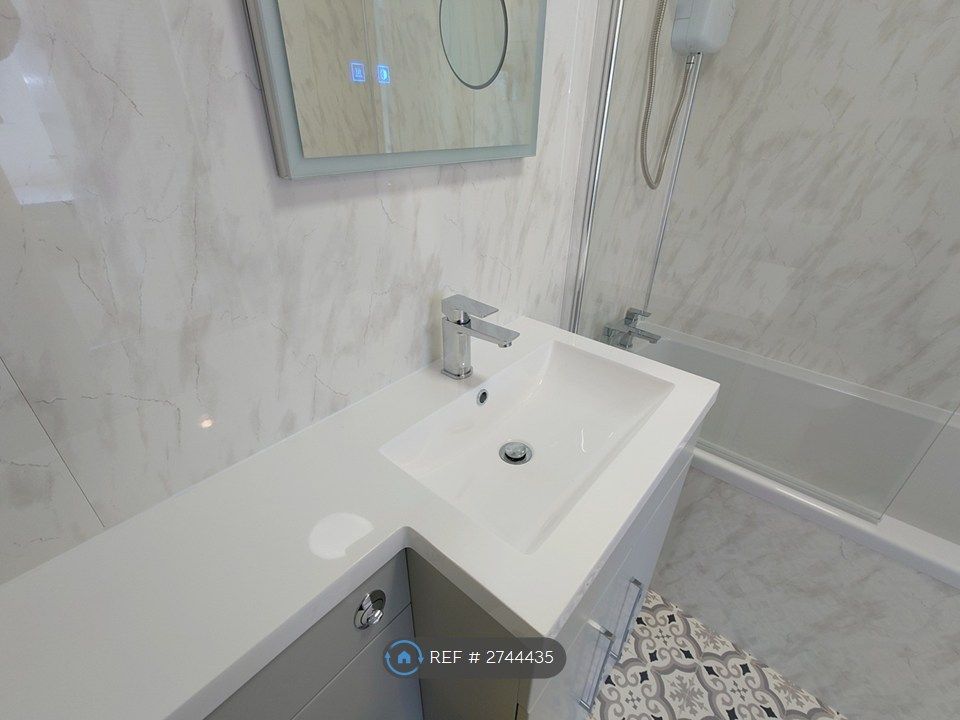 Property photo 2 of 14 Integrated Basin &amp; Countertop