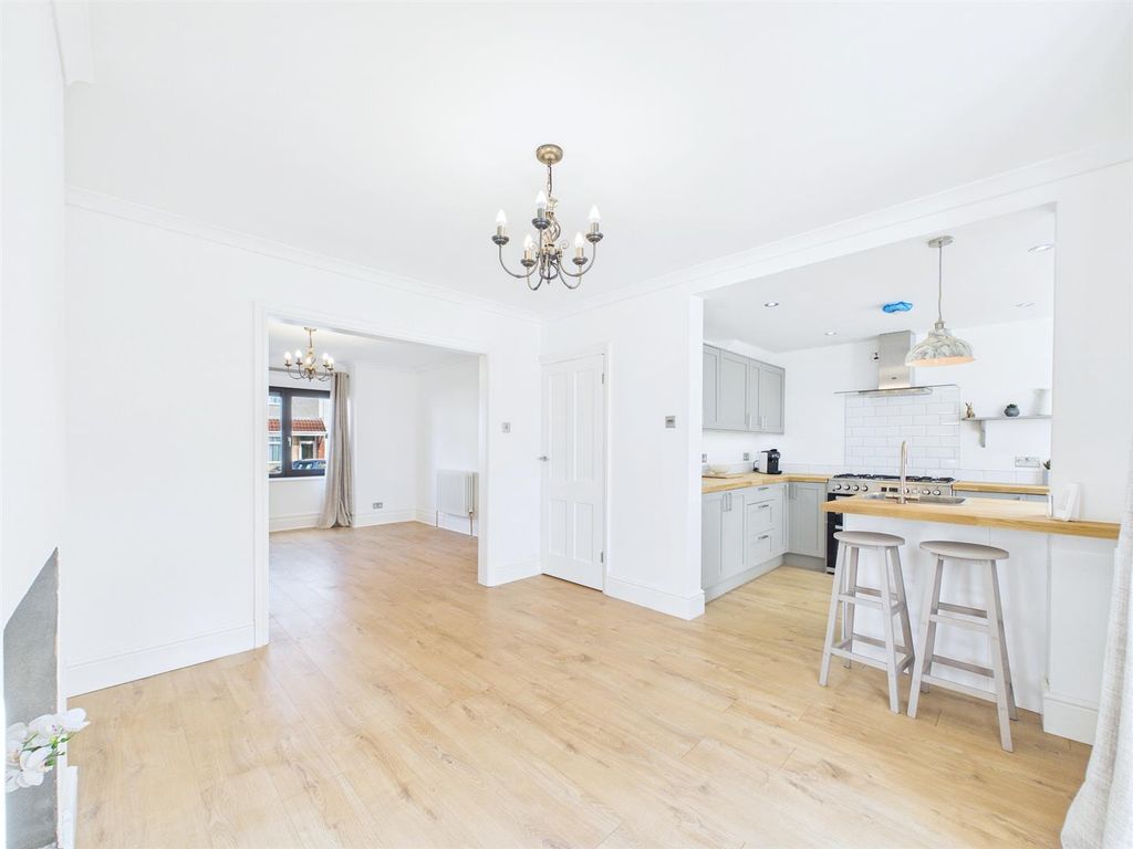 Property photo 3 of 21 Newly Refurbished Three-Bedroom House