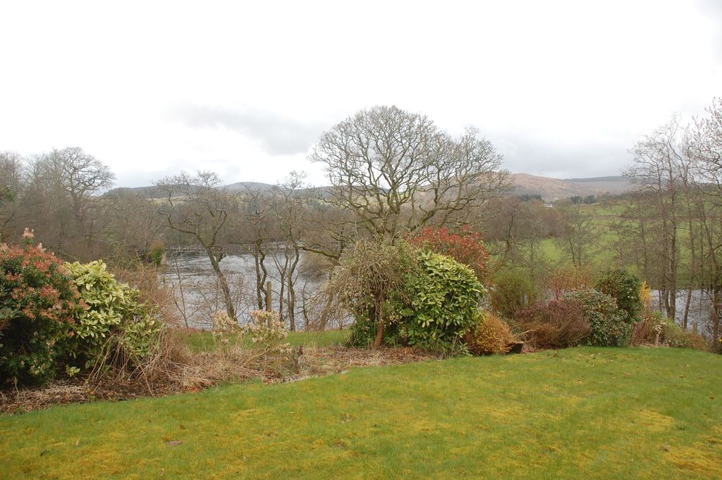 Property photo 2 of 20