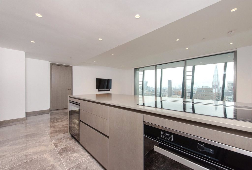 Property photo 2 of 28 Reception/Kitchen