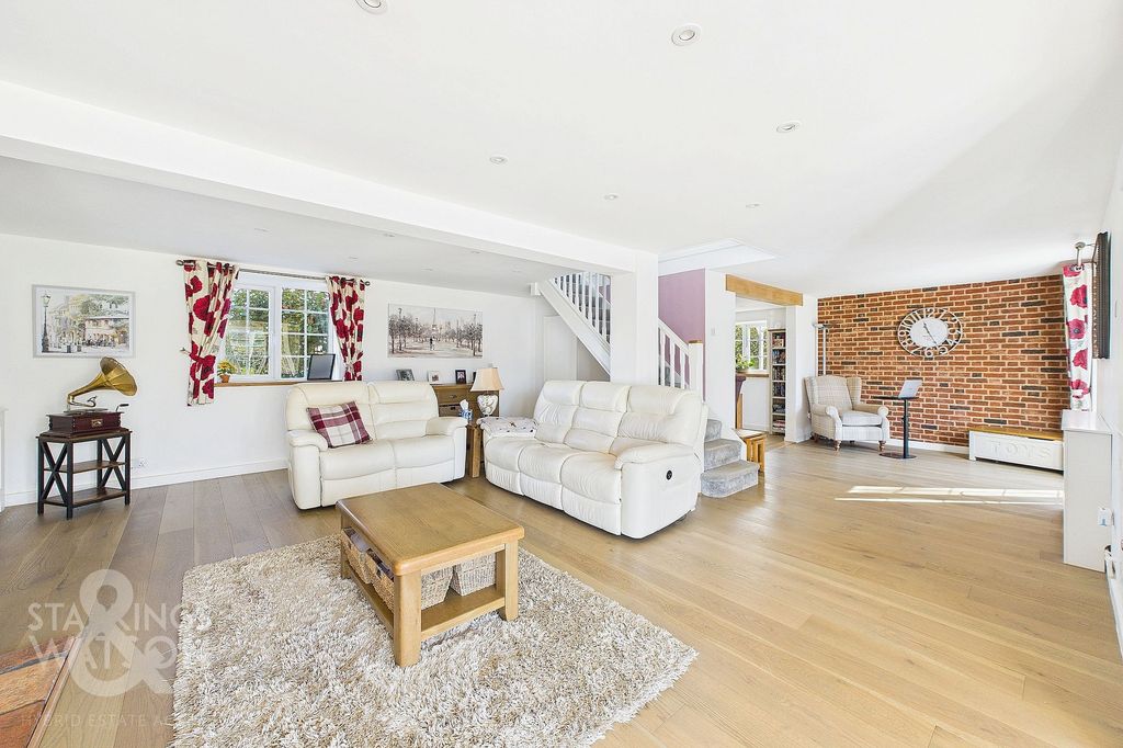 Property photo 2 of 33