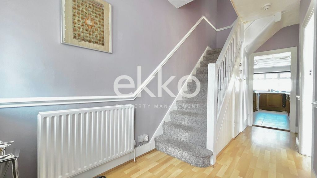 Property photo 2 of 17 Hallway