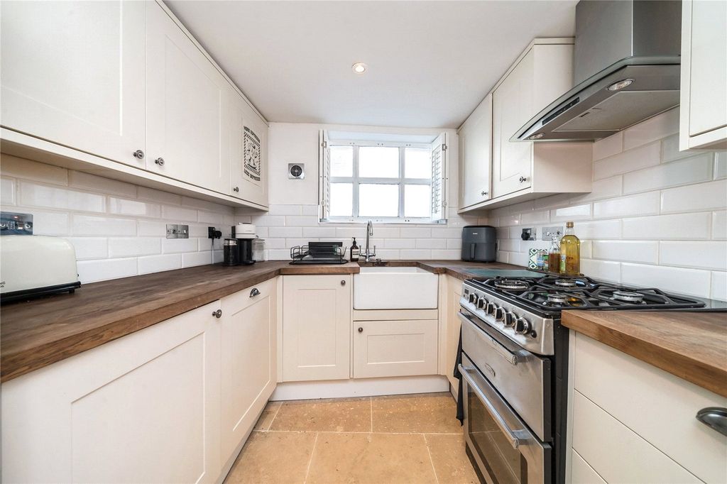 Property photo 3 of 7 Kitchen