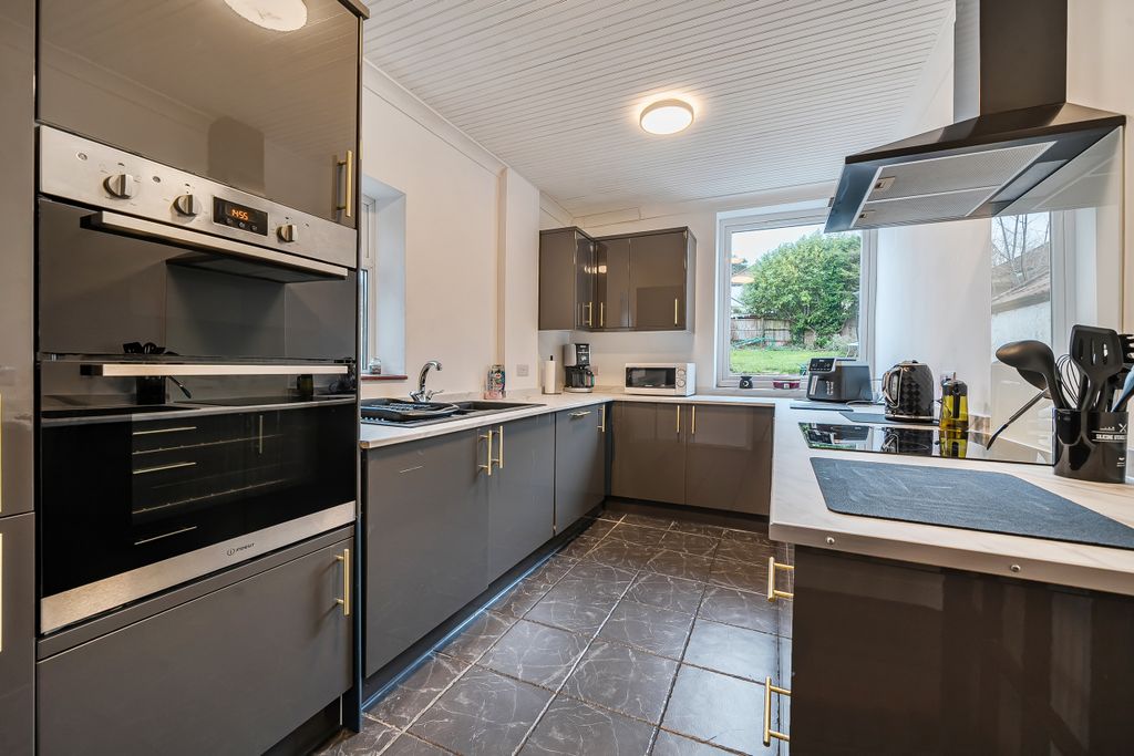 Property photo 3 of 19 Kitchen