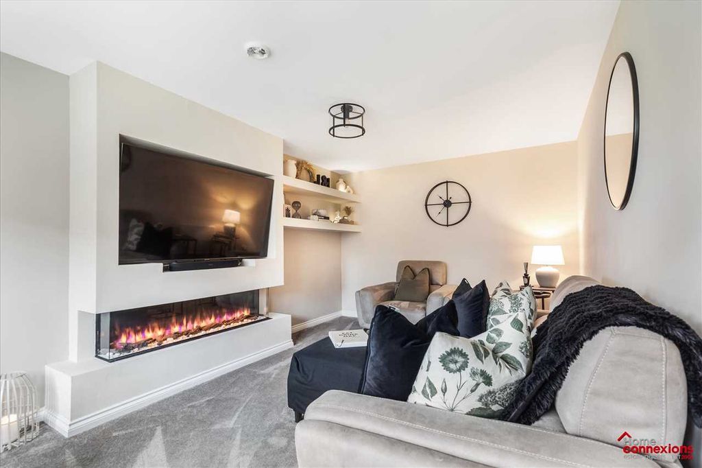 Property photo 3 of 33 Lounge (2)