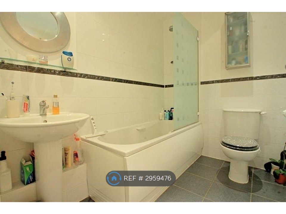 Property photo 2 of 12 Bathroom