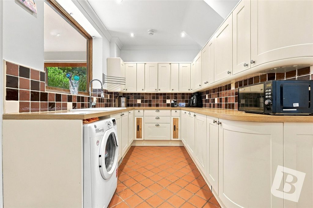 Property photo 2 of 25 Kitchen
