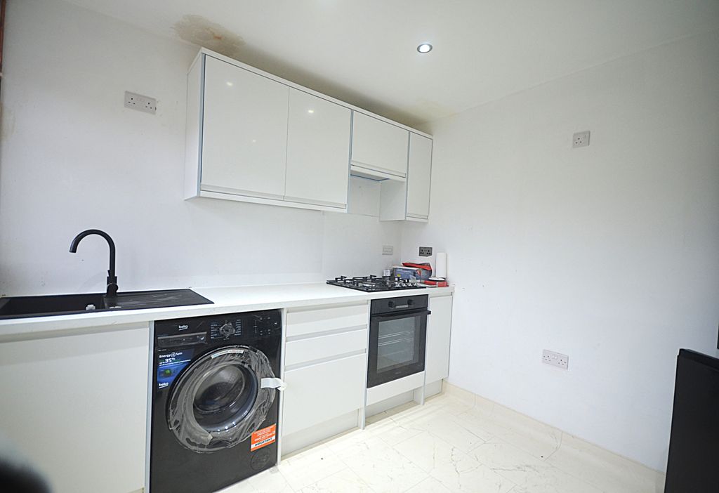 Property photo 3 of 8 Gallery