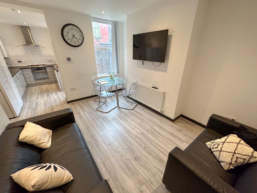 Property photo 3 of 13 9