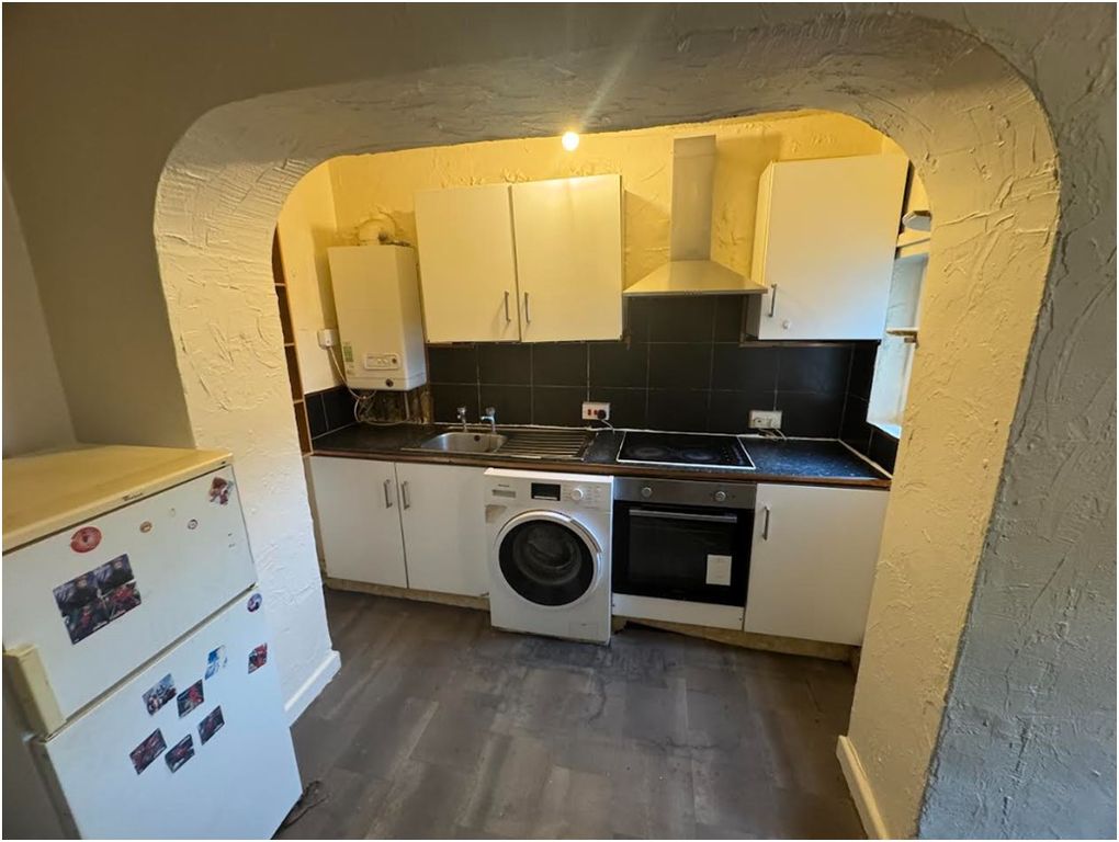 Property photo 3 of 8 Kitchen
