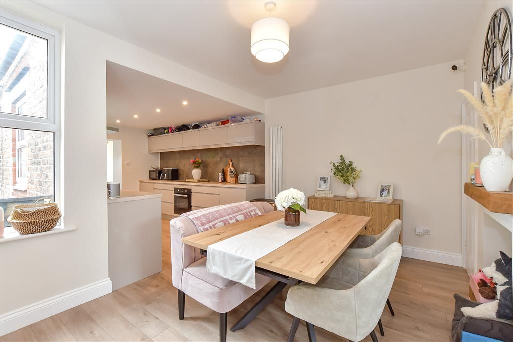 Property photo 3 of 10 Dining Area