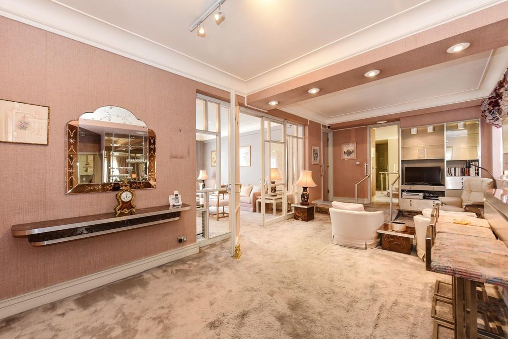 Property photo 3 of 14 35 Bryanston Court (2).Jpg