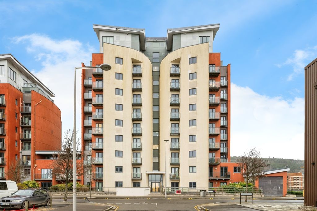 Property photo 1 of 18