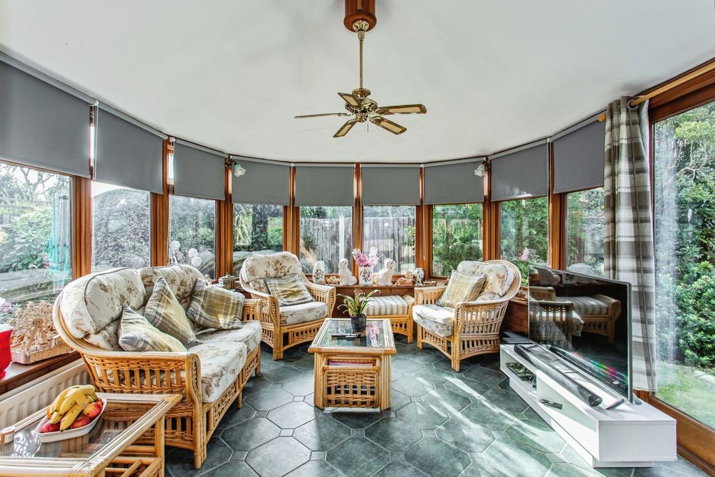 Property photo 3 of 20 Conservatory