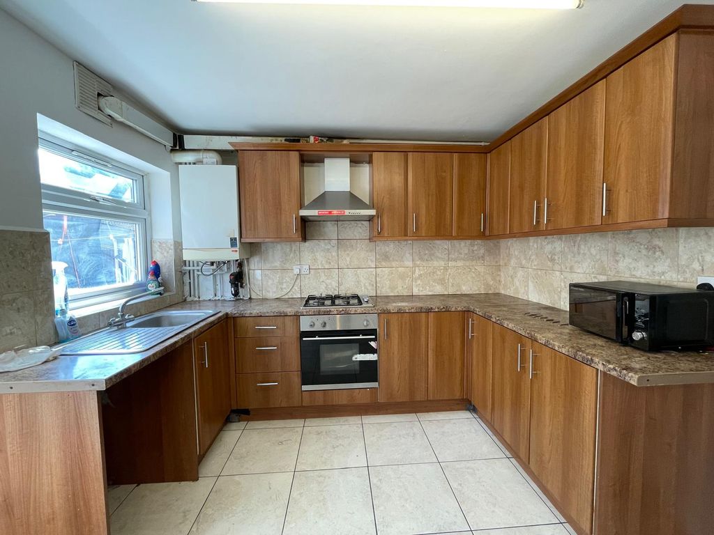 Property photo 1 of 10 Spacious 4 Bed, 2 Bath Terraced House In Southall Ub2
