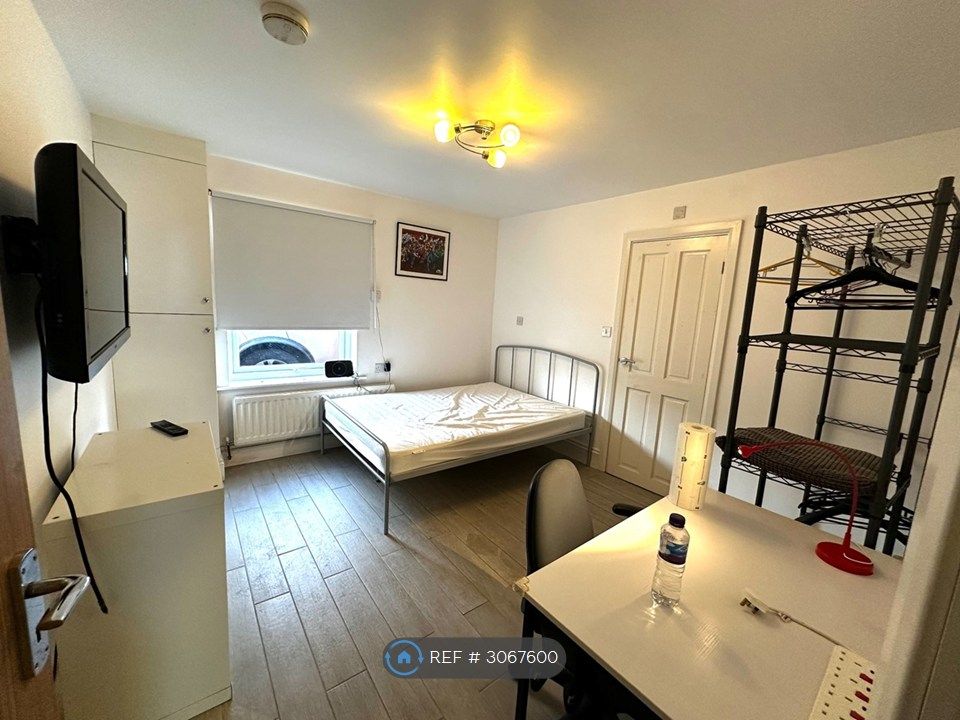 Property photo 3 of 11 Bedroom With En-Suite