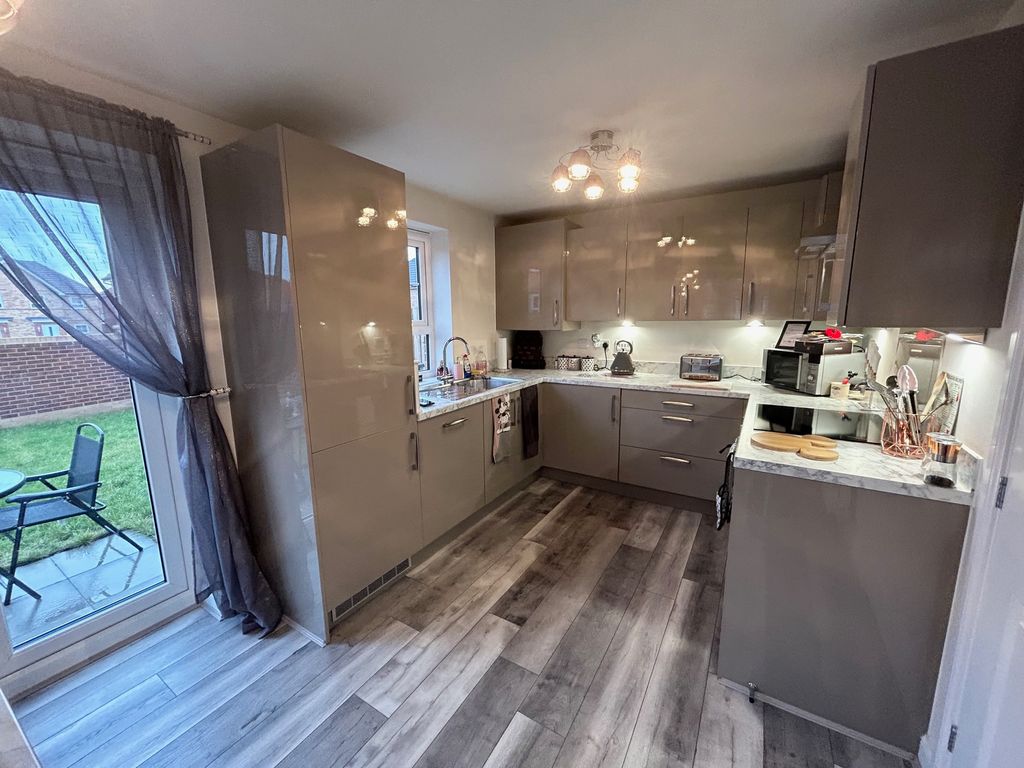 Property photo 2 of 10 Kitchen