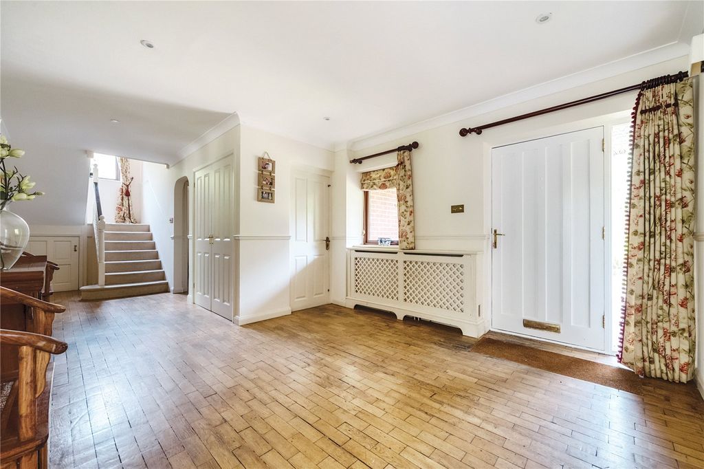 Property photo 3 of 19 Entrance Hall