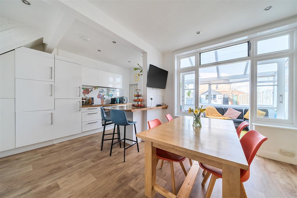 Property photo 3 of 20 Kitchen/Dining Room