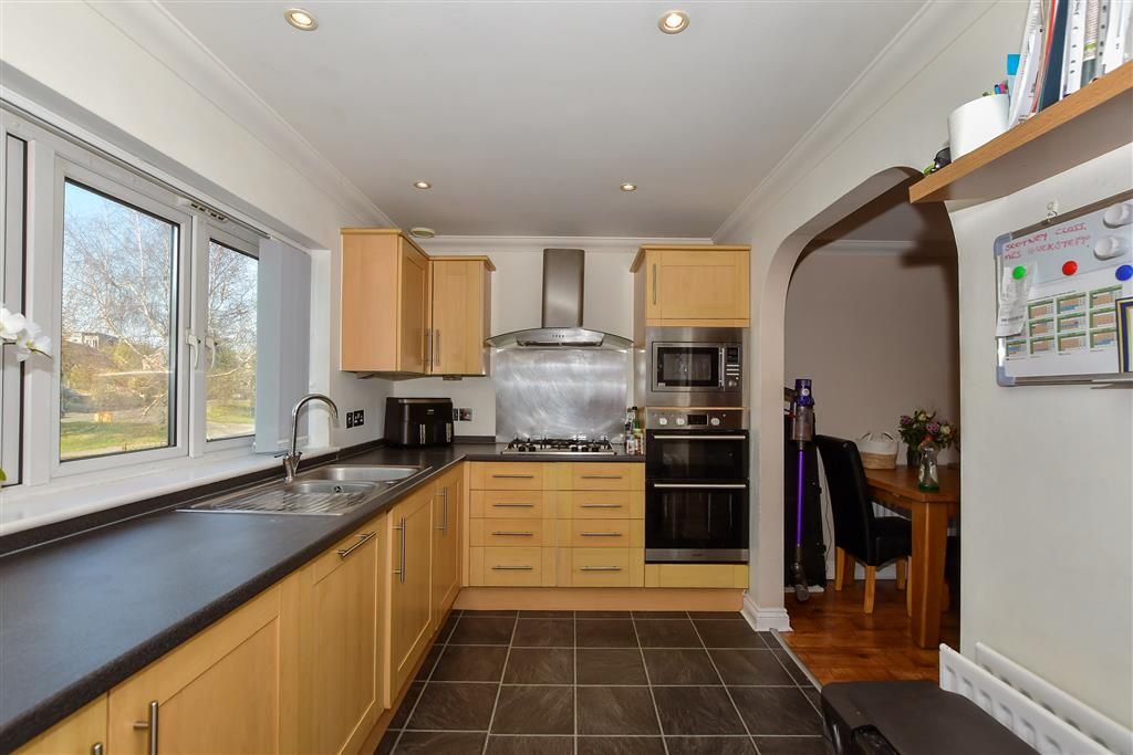Property photo 3 of 9 Kitchen