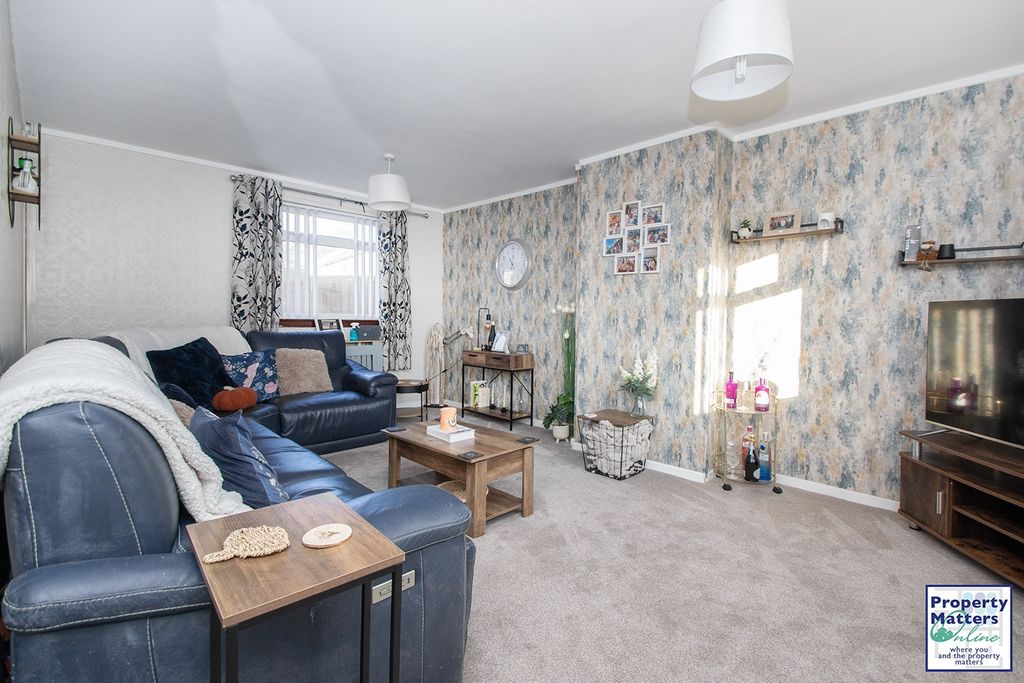 Property photo 3 of 17 Lounge