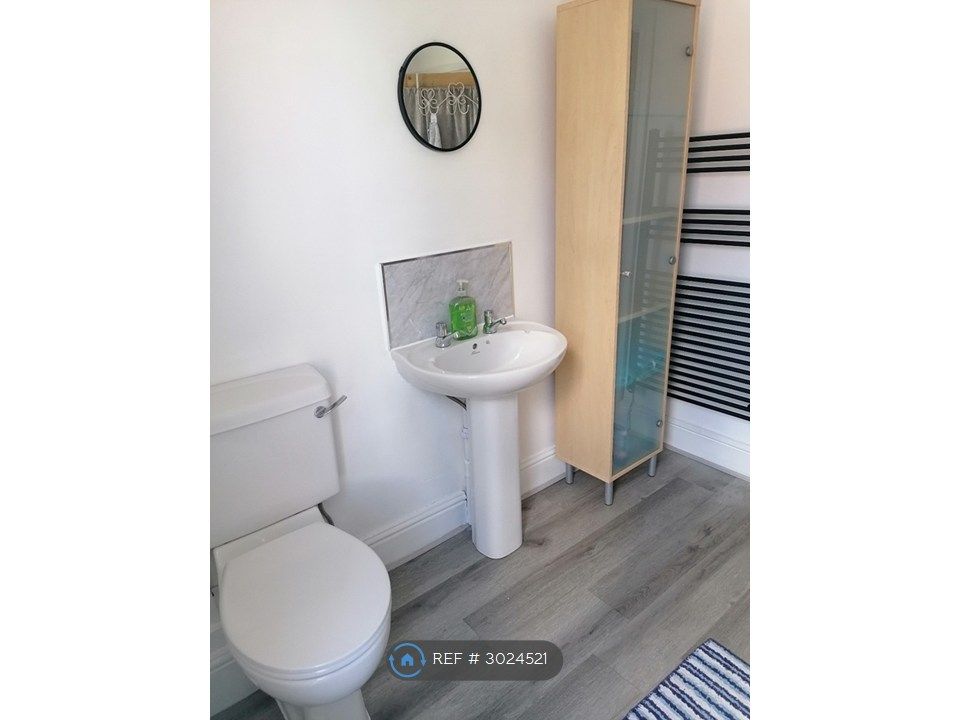 Property photo 3 of 7 Shared Bathroom