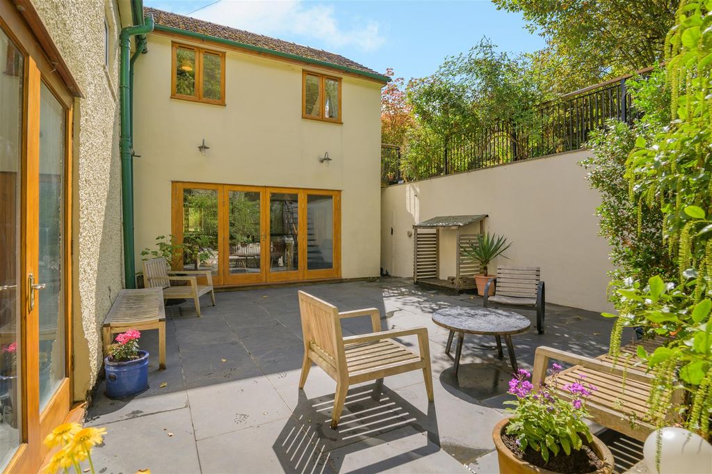 Property photo 2 of 30