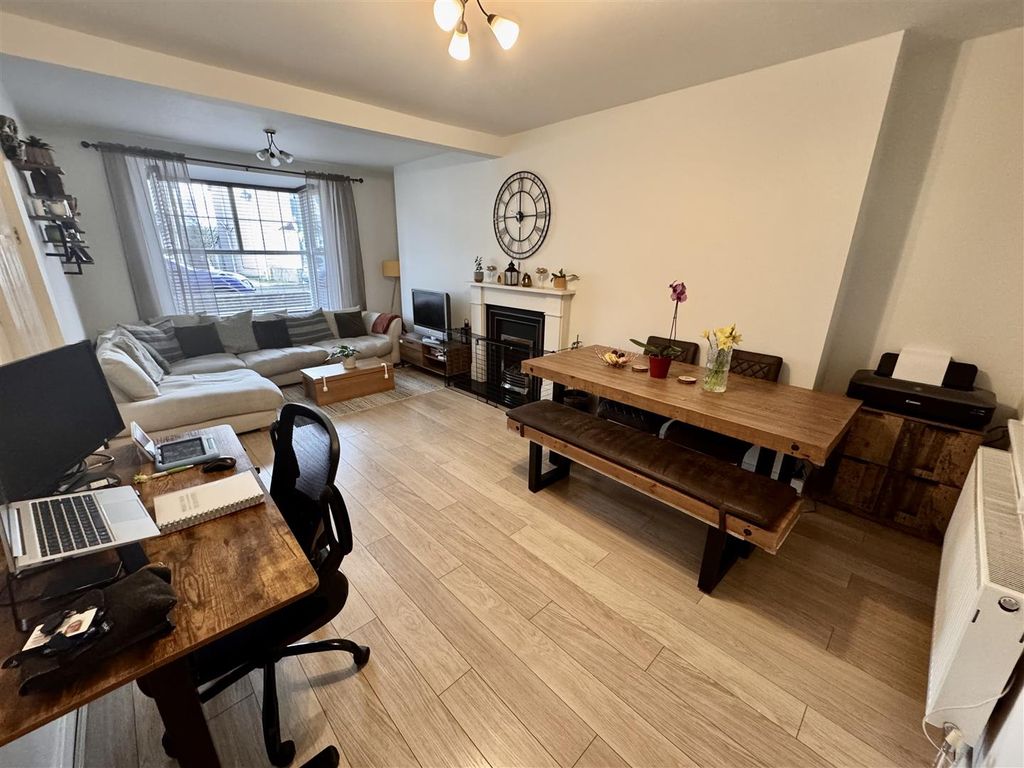 Property photo 2 of 13 Lounge