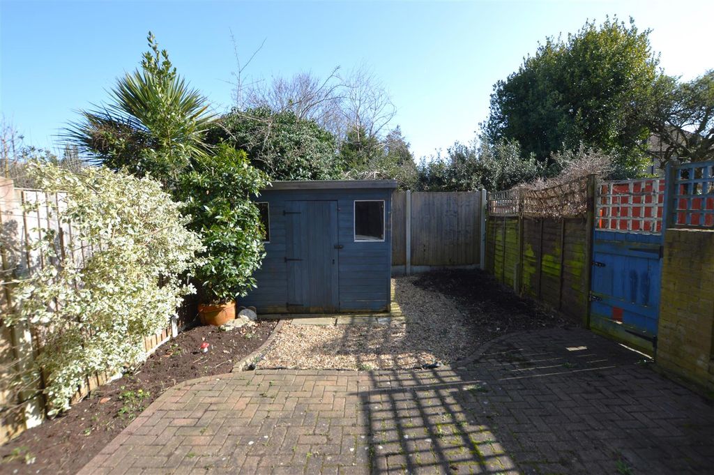 Property photo 3 of 10 28 Bramley Close Garden.Jpg