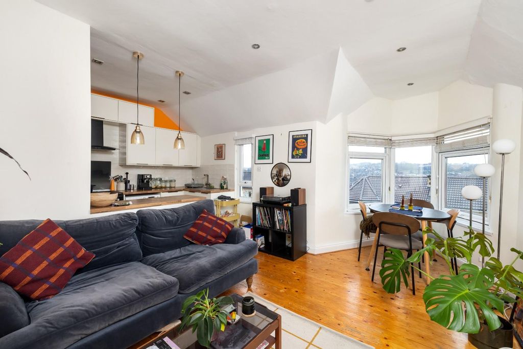 Property photo 3 of 16 Char8490.Jpg