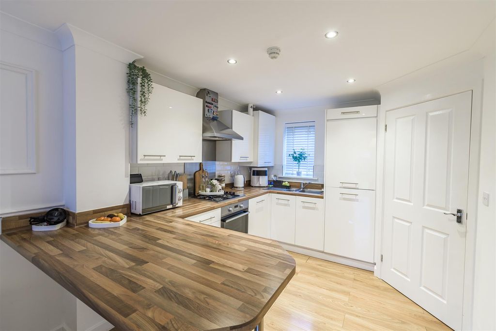 Property photo 3 of 17 Kitchen / Breakfast