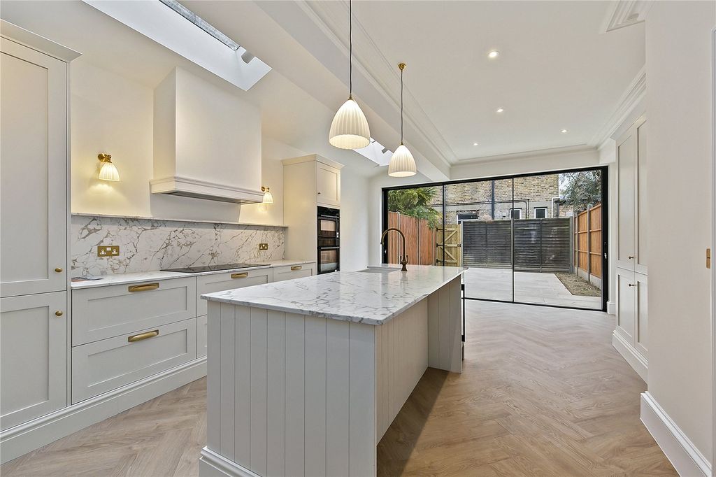 Property photo 2 of 26 Picture No. 11