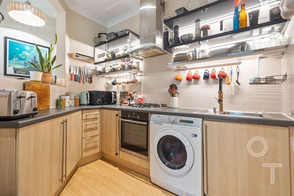 Property photo 3 of 11 Kitchen