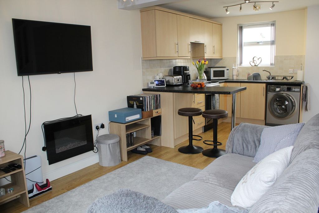 Property photo 2 of 8 Studio Lounge