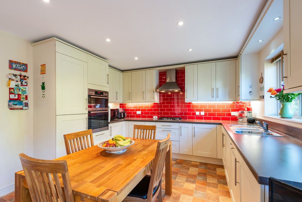 Property photo 3 of 25 Dining Kitchen