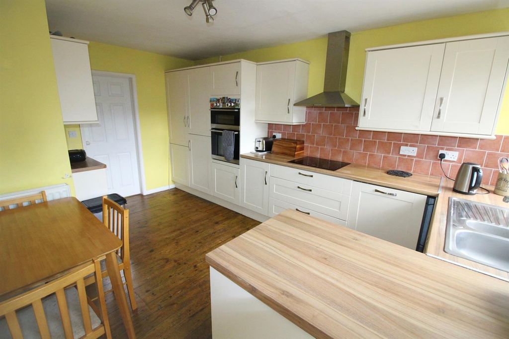 Property photo 2 of 15 34 Weaverham Rd-Kit2.Jpg