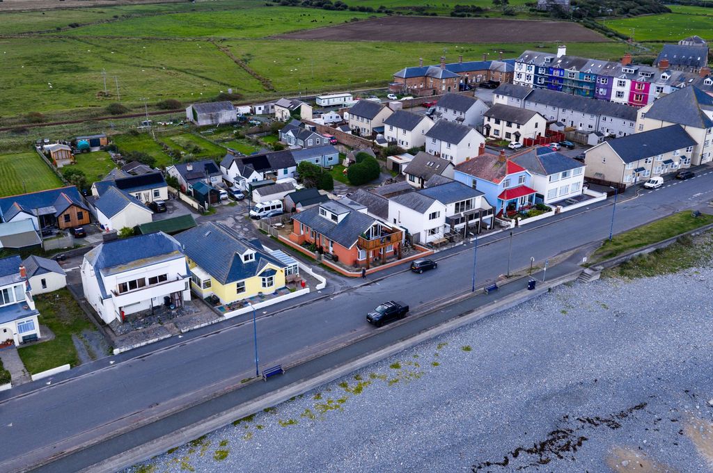 Property photo 1 of 35 33-1