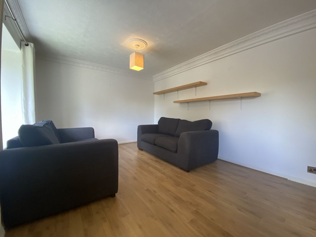 Property photo 3 of 9 Lounge / Dining Area